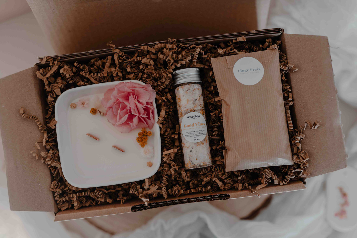 Coffret cadeau personnalisable, bougie fleurie, sel de bain et tablette de cire