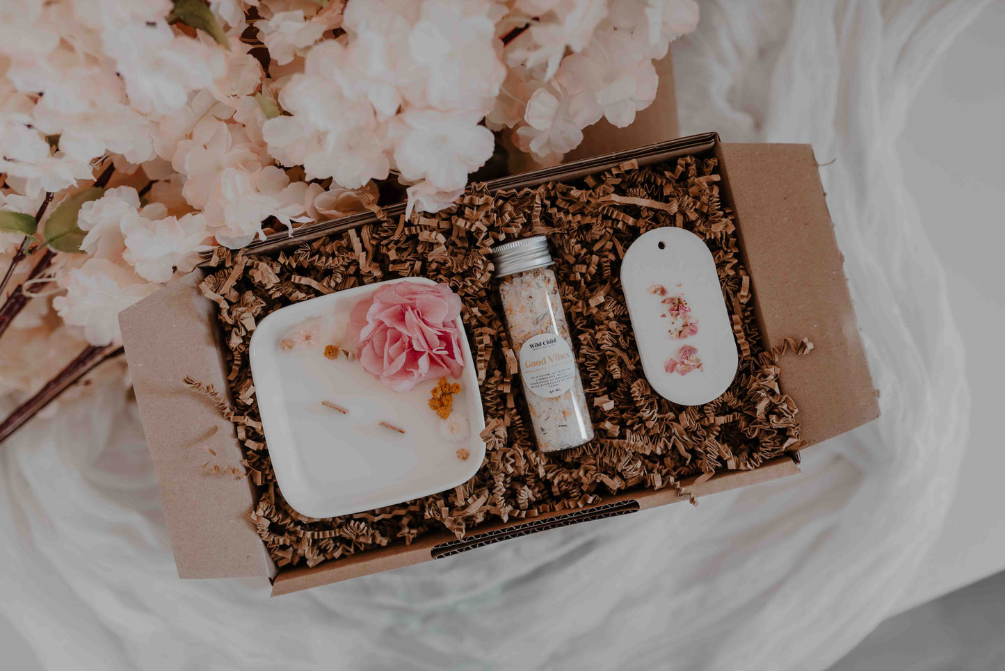 Coffret cadeau personnalisable, bougie fleurie, sel de bain et tablette de cire